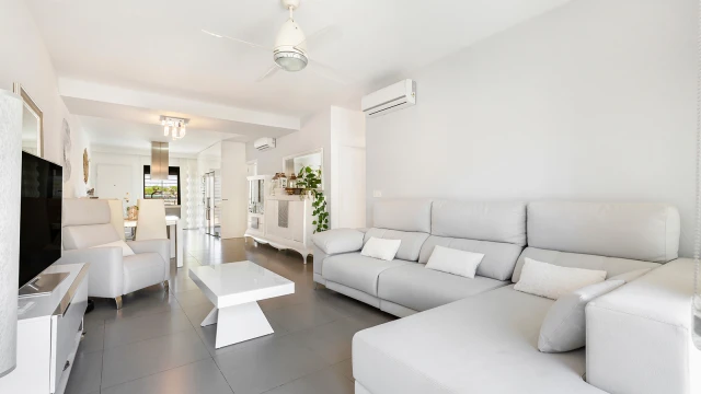 Современное бунгало с садом и бассейном в престижной Торре-де-ла-Орадада