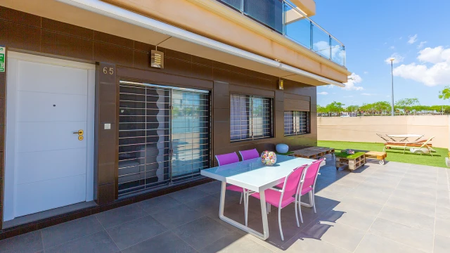 Современное бунгало с садом и бассейном в престижной Торре-де-ла-Орадада