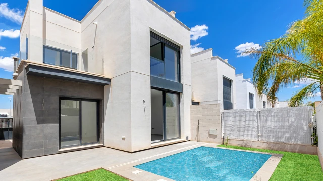 Современная вилла с бассейном в сердце Ориуэла Коста