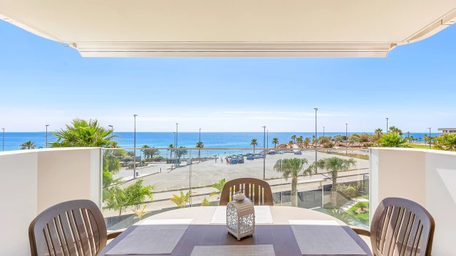 Роскошные апартаменты у моря в Мил Пальмерас