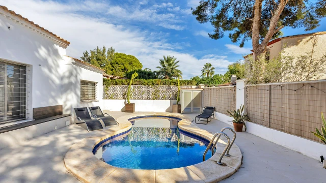 Роскошная вилла у моря с террасой в Punta Prima