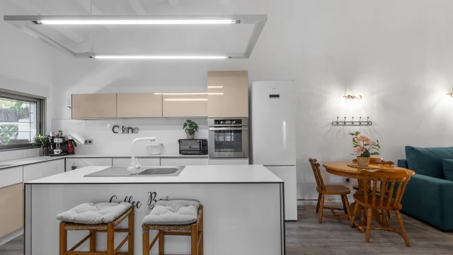 Роскошная вилла у моря с террасой в Punta Prima