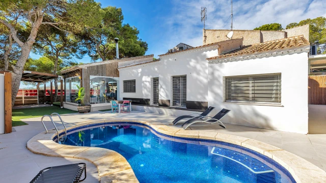 Роскошная вилла у моря с террасой в Punta Prima