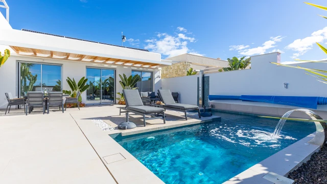 Современная вилла с бассейном в Лос-Монтесинос – ваш оазис у моря