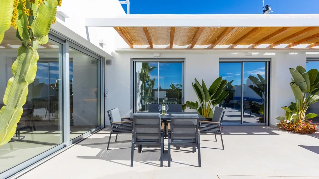 Современная вилла с бассейном в Лос-Монтесинос – ваш оазис у моря