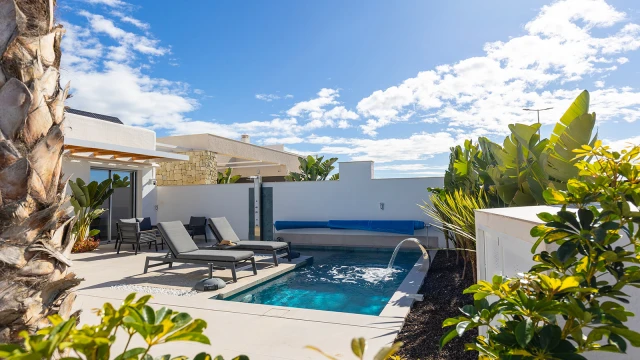 Современная вилла с бассейном в Лос-Монтесинос – ваш оазис у моря