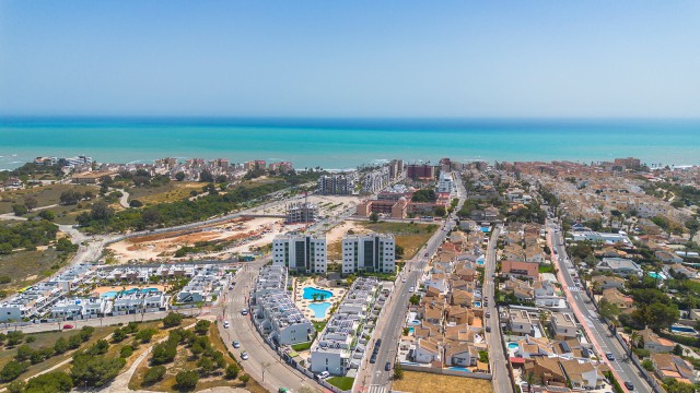 Современная квартира у моря с частным солярием и бассейнами