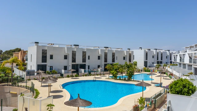 Современная квартира у моря с частным солярием и бассейнами