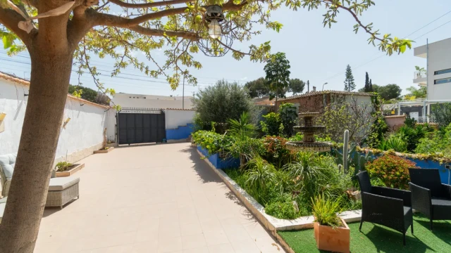 Вилла с большим участком в городе Торревьеха