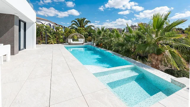 Шикарная вилла на берегу моря в городе Кальпе