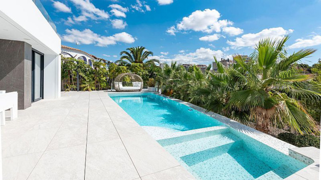 Шикарная вилла на берегу моря в городе Кальпе