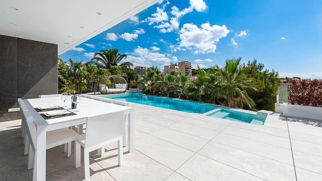 Шикарная вилла на берегу моря в городе Кальпе