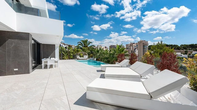 Шикарная вилла на берегу моря в городе Кальпе