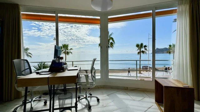 Роскошные апартаменты на берегу моря на продажу в Эль Альбире