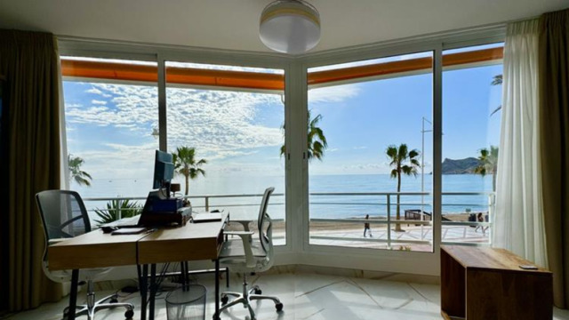 Роскошные апартаменты на берегу моря на продажу в Эль Альбире