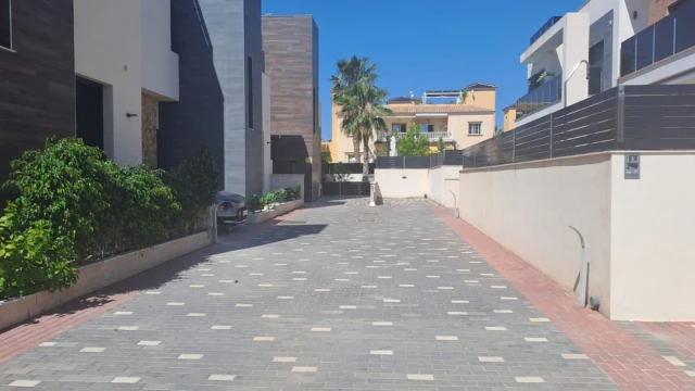 Вилла с тремя спальнями в районе Lomas de Cabo Roig