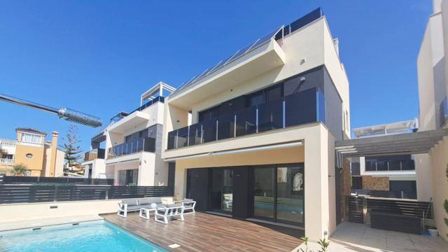 Вилла с тремя спальнями в районе Lomas de Cabo Roig