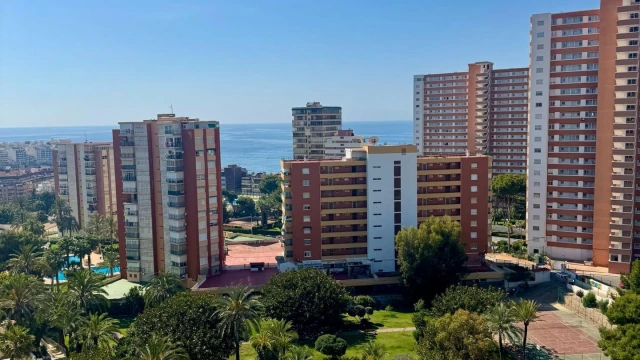 Светлые апартаменты с видом на море в Бенидорме