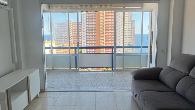 Светлые апартаменты с видом на море в Бенидорме