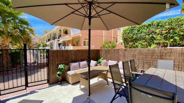 Отремонтированный таунхаус с 4 спальнями и видом на бассейн