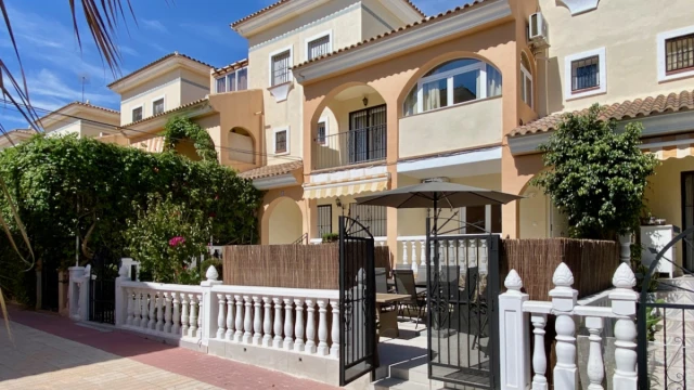 Отремонтированный таунхаус с 4 спальнями и видом на бассейн