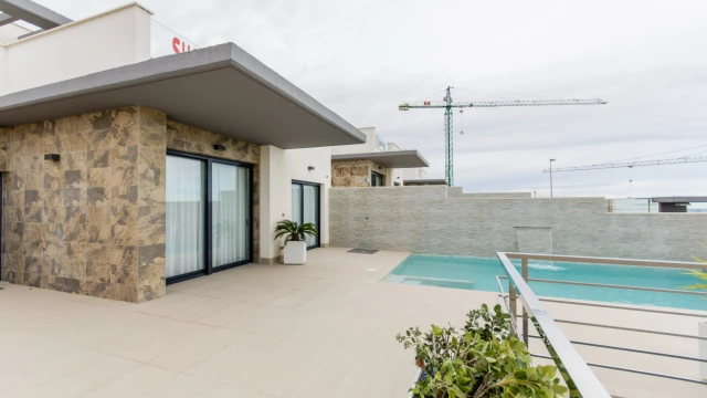 Новая вилла рядом с пляжем в районе Ла Манга