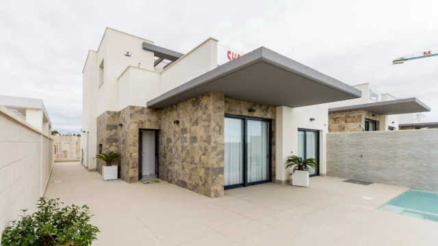 Новая вилла рядом с пляжем в районе Ла Манга