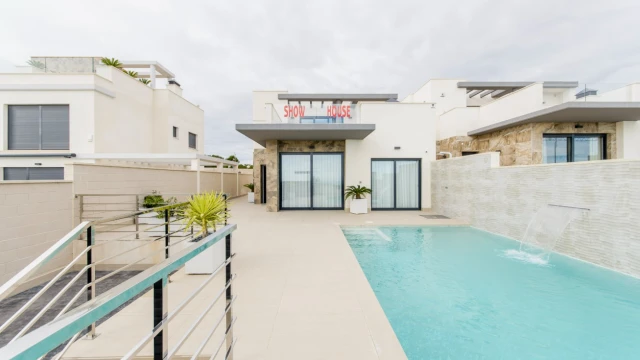 Новая вилла рядом с пляжем в районе Ла Манга