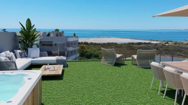 Современные квартиры у пляжа с 2 и 3 спальнями в Коста-Бланке