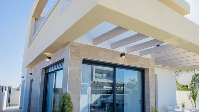 Роскошные виллы в Los Montesinos с видом на озера