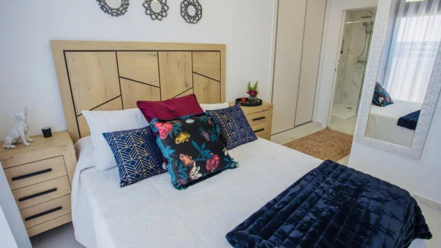 Роскошные виллы в Los Montesinos с видом на озера