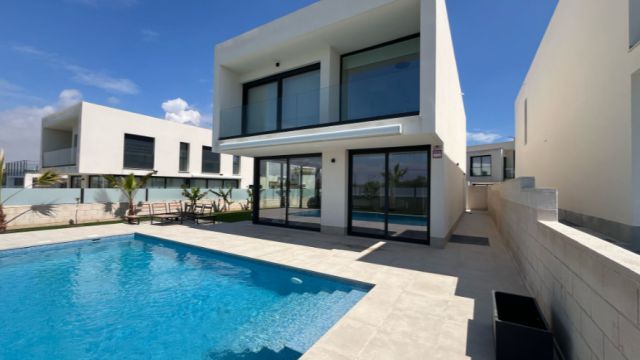 Современные индивидуальные дома с садом и бассейном на Коста-дель-Соль