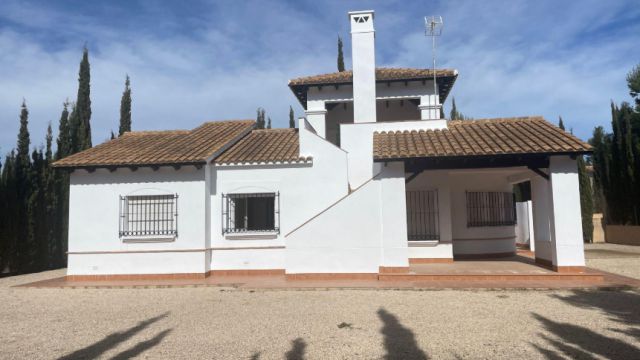 Современные дома на природе с садом и общим бассейном