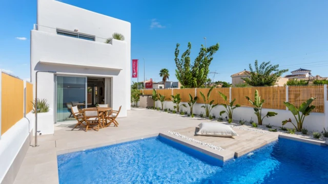 Propiedades al estilo de Ibiza en Alicante, San Fulgensio