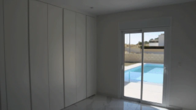 Роскошная вилла с бассейном и индивидуальным дизайном в средиземноморском стиле