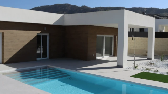 Роскошная вилла с бассейном и индивидуальным дизайном в средиземноморском стиле