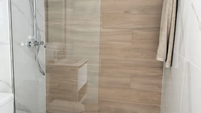 Apartamentos de 2-3 dormitorios y 2 baños.