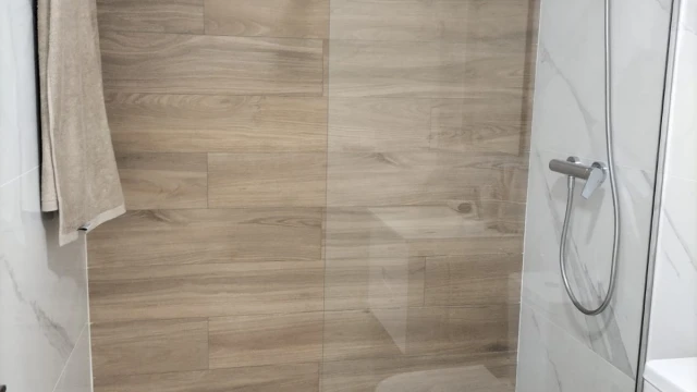 Apartamentos de 2-3 dormitorios y 2 baños.