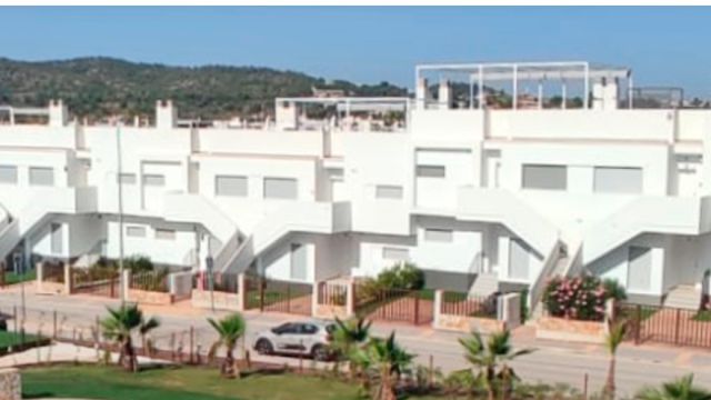 Apartamentos de 2-3 dormitorios y 2 baños.