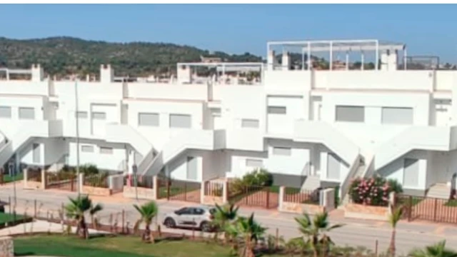 Apartamentos de 2-3 dormitorios y 2 baños.