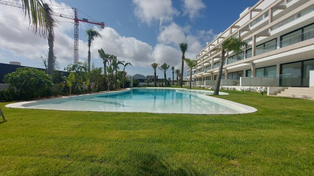 Современные стильные апартаменты с просторными террасами и удобствами