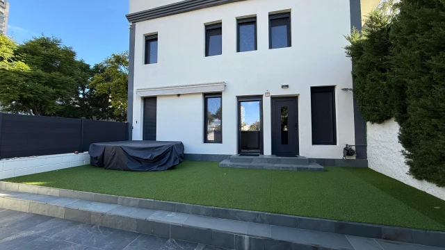 Современный таунхаус в Бенидорме  всего 1 км до моря