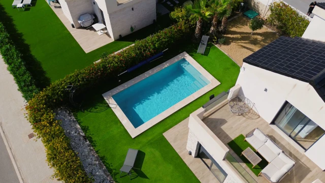 Современная вилла с 3 спальнями и видом на море и горы