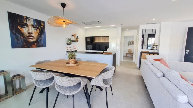 Откройте для себя эксклюзивный комплекс индивидуальных вилл в тихом жилом районе Сан-Педро-дель-Пинатар. Отличное сочетание современного дизайна, комфорта и средиземноморской жизни.