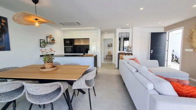 Откройте для себя эксклюзивный набор частных вилл в тихом жилом районе Сан-Педро-дель-Пинатар, всего в нескольких минутах от пляжей Мар Менор и Средиземного моря.