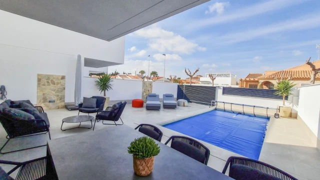 Откройте для себя эксклюзивный набор частных вилл в тихом жилом районе Сан-Педро-дель-Пинатар, всего в нескольких минутах от пляжей Мар Менор и Средиземного моря.