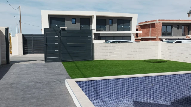 Вилла Linda: современный дом в Гран Алаканте с бассейном и участком, а также прекрасным видом.