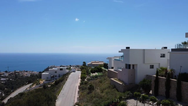 Эксклюзивная вилла в стиле средиземноморской жизни на Коста-Бланка. Панорамные виды, бассейн, 3 спальни, современный дизайн.