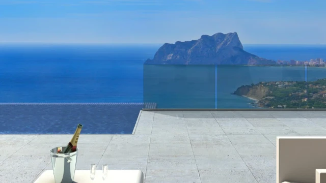 Роскошная вилла на юго-востоке Коста-Бланки с потрясающими видами на Средиземное море. Современный дизайн, открытые пространства и гармония с природой.…