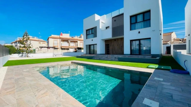 Уникальная возможность! Вилла в лучшем районе Торревьехи, Агуас Нуэвас. Совершенно независимая с участком 850м, частным бассейном и парковкой на 8+ машин.…